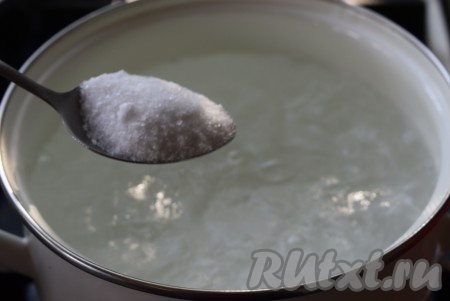 Затем моем лисички в холодной проточной воде, очищая от земли и мусора. Кипятим 3 литра воды, добавляем в нее соль, зонтик укропа, провариваем получившийся рассол до растворения кристаллов соли.
