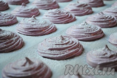 Готовый зефир из смородины, приготовленный в домашних условиях с добавлением агара, посыпать через ситечко сахарной пудрой и склеить между собой половинки. Сделать это легко, так как дно зефиринок липкое.