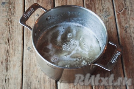 Готовый сироп станет более густым, а с ложки он&nbsp;будет стекать тоненькой струйкой, а в конце - тянуться тонкой нитью. Сироп снять с огня и дать ему немного остыть.