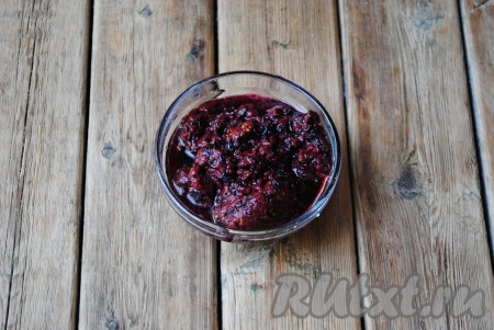 Затем ягоды пробить погружным блендером или пропустить через мясорубку. Получившуюся кашицу протереть через сито.