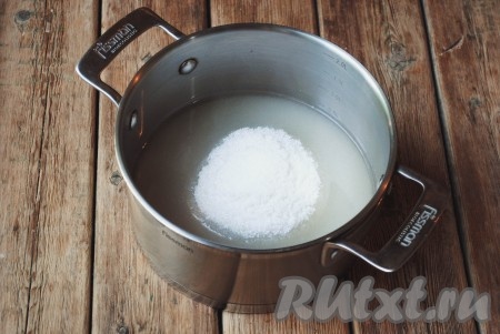 Возвращаемся к агар-агару. Поставить кастрюлю с агар-агаром на огонь и, помешивая, довести до кипения. Затем всыпать 400 грамм&nbsp;сахара и, помешивая, подождать, пока сахар полностью не растворится. Когда сироп закипит, огонь уменьшить до среднего и варить около 5 минут.