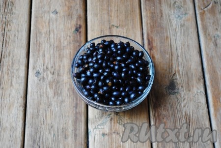 Ягоды смородины перебрать, вымыть, выложить на полотенце, чтобы они обсохли. Если смородина заморожена, её нужно разморозить немного, лишнюю воду слить.