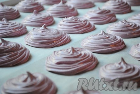 В кондитерский мешок с насадкой "звёздочка" выложить получившуюся массу. Ровную поверхность застелить листами пергамента, отсадить половинки зефира на бумагу (у меня получилось 34 половинок, их количество будет зависеть от их размера).