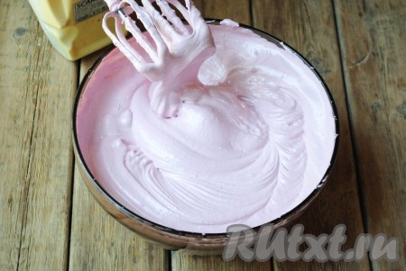 Не прекращая взбивать, тонкой струйкой влить во взбитую ягодную основу горячий сахарный сироп с агар-агаром. Взбить миксером&nbsp;на максимальной скорости до пышной, устойчивой массы, которая не стекает с венчика.