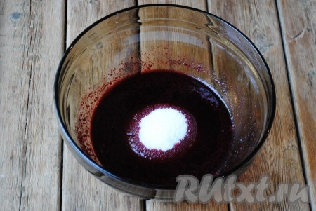 В пюре из чёрной смородины добавить 200 грамм сахара, хорошо перемешать, чтобы кристаллики сахара растворились.
