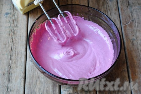 Затем добавить вторую половину белка и продолжить взбивать ещё пару минут. Масса должна посветлеть и увеличиться в объёме.