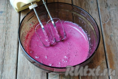 Пока сироп варится, нужно начать взбивать основу из смородины. Для этого нужно добавить к чёрной смородине половину яичного белка, взбить миксером в течение 3-4 минут, пока масса не начнёт светлеть.