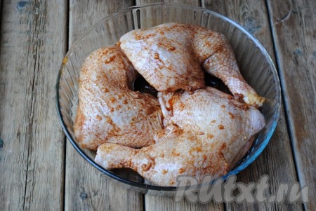 Выложить мясо в жаропрочную форму и полить маринадом, в котором оно мариновалось. Смазывать форму ничем не надо. 
