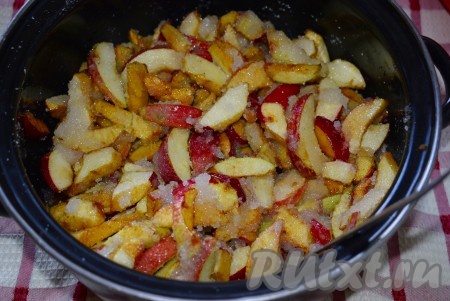 За это время яблоки должны пустить сок (если по истечении времени сока образовалось мало, то добавляем, примерно, 100 мл воды).