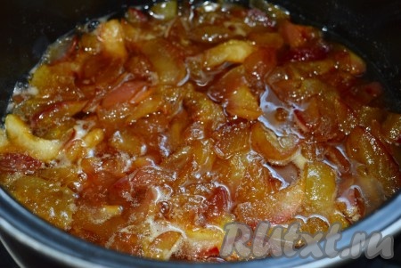 Оставляем яблоки в сиропе еще на пару часов.
