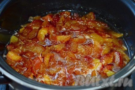 Затем снова ставим яблоки на небольшой огонь, доводим до кипения и, проварив 5 минут с момента закипания, выключаем. С момента начала второй варки перестаем мешать варенье, чтобы не повредить нежные яблочные дольки.