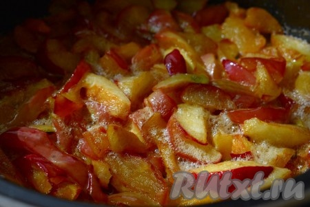 Даем яблочным долькам остыть и пропитаться сиропом в течение 2 часов.
