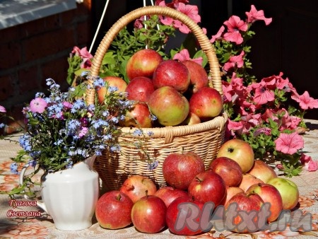 Яблоки моем, удаляем сердцевинки и, если есть, обрезаем битые места. Взвешиваем, нам понадобится 1 килограмм подготовленных яблок.