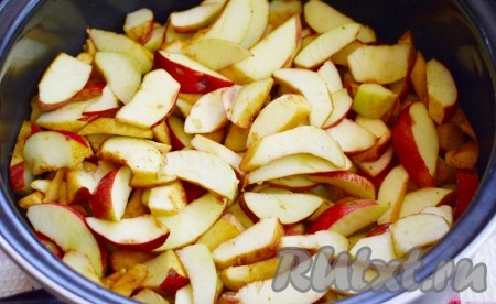 Нарезаем яблоки на средние дольки (если дольки будут тонкими - то при варке они развалятся, если дольки будут сильно крупными - то скорее всего не получится янтарно-прозрачного эффекта).