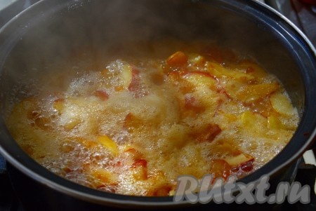 Варим на медленном огне 5 минут и сразу выключаем огонь.
