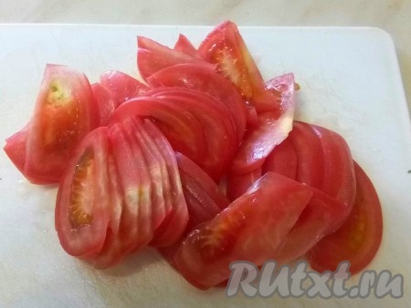 Пока охлаждается курица, нарезать помидоры на тонкие полукружочки.