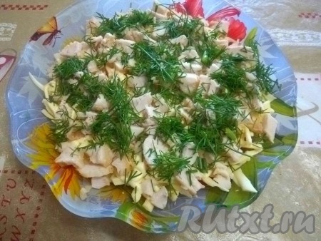 Третьим слоем выложить всю нарезанную курицу, смешанную с чесноком, смазать майонезом, посыпать мелко нарезанной зеленью (немного нарезанной зелени оставить для украшения).