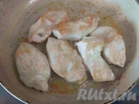 Обжарить куриное филе до готовности с двух сторон. Такие кусочки, как на фото, я жарила по 3 минуты с каждой стороны на среднем огне. Готовое мясо остудить.