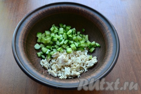 Заранее отварить кусочки курицы в течение 25-30 минут после закипания воды, в процессе варки воду подсолить. Сварить вкрутую яйца (после начала кипения воды варить минут 9-10). Картошку вымыть и сварить в кожуре до готовности (после закипания воды варить на небольшом огне минут 25-30). Затем картошку и яйца остудить, а непосредственно перед приготовлением окрошки очистить. Куриному мясу тоже дать полностью остыть, если есть косточки, удалить их. Для окрошки потребуется 150 грамм куриного мяса. Для приготовления окрошки нужно нарезать курицу на небольшие кусочки, свежие огурчики нарезать на маленькие кубики, сложить в объёмную миску.