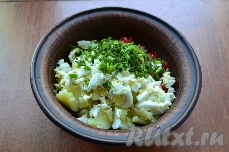 Сюда же добавить мелко нарезанную зелень и рубленные варёные яйца.