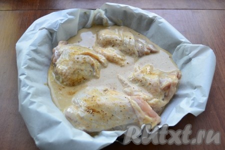 Затем форму для запекания застелить пергаментом и выложить в нее бедра вместе с кефирным соусом.