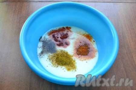 В кефир добавить перец, паприку, приправу для курицы, порошок карри, соевый соус, соль (много соли не добавляйте - соевый соус достаточно соленый), хорошо перемешать.