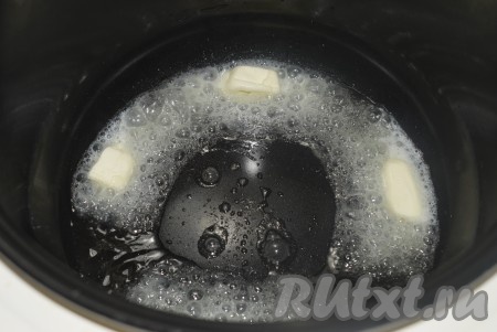 Разогреть мультиварку на режиме "Жарка", выбрав вид продукта "Мясо". В чашу мультиварки выложить сливочное масло и растопить его.
