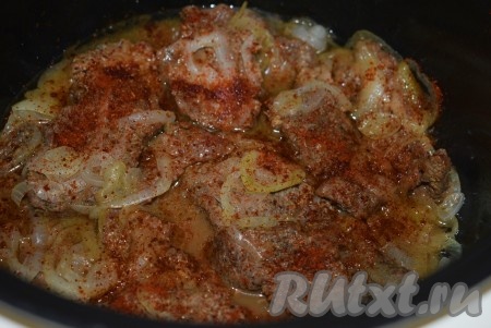 Добавляем в чашу 4 столовые ложки воды, закрываем крышку мультиварки и тушим, не открывая крышку, ровно один час на режиме "Тушение". Открываем крышку, добавляем специи, перец, паприку.