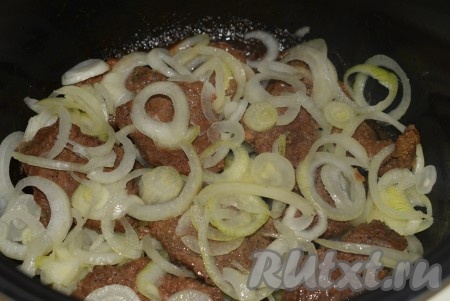 Так чередуем слои мяса и лука. Лук в данном рецепте при тушении будет давать сок и подлива получится насыщенной и ароматной.
