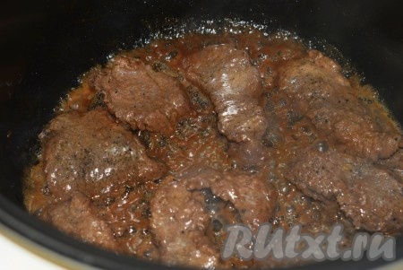 Когда все отбивные обжарены, отключаем режим "Жарка" и включаем режим "Тушение" на 1 час. Последнюю партию обжаренных говяжьих отбивных не вынимаем из мультиварки.

