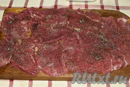Посолить, поперчить мясо с 2-х сторон и дать просолиться в течение 15-20 минут.
