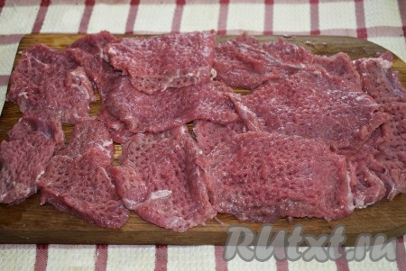 Молоточком для отбивных отбить кусочки говядины с двух сторон.
