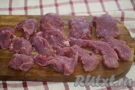 Мякоть говядины нарезать на средние кусочки.
