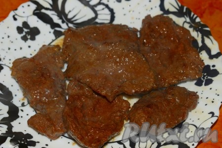 Готовые обжаренные отбивные вынимаем и жарим следующие. Этот процесс можно проделать и на сковороде, но пачкать лишнюю посуду и плиту при жарке не хочется.
