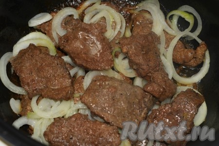 Сверху выкладываем следующий слой мясных отбивных, посыпаем луком.
