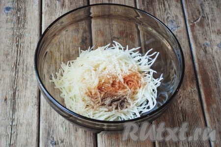 Отваренный картофель откинуть на дуршлаг и хорошо промыть холодной водой, чтобы остановить процесс приготовления. Затем выложить картофель в миску, добавить соль, сахар, красный молотый перец, молотый кориандр, кунжут, уксус и выдавленный через пресс чеснок, растительное масло и хорошо перемешать. В такой картофель по-корейски можно добавлять любые специи на Ваш вкус. Миску накрыть крышкой и отправить в холодильник на 30-60 минут, чтобы салат настоялся и охладился.
