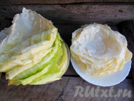 Положите кочан в микроволновку, включите её на 2-3 минуты на мощность 750 Ватт. По сигналу достаньте кочан, переверните на другую сторону. Когда верхние листочки станут мягкими, начинайте осторожно отделять их от кочана. Снова положите кочан в микроволновку, затем опять отделите мягкие листочки и продолжайте эту процедуру, пока все листочки не станут мягкими.