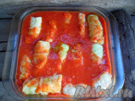 Голубцы с начинкой из фарша и риса залейте сверху томатно-сметанным соусом и отправьте в разогретую духовку.