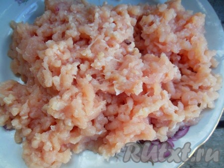 Куриное филе (или другое мясо) промойте, обсушите, нарежьте на небольшие кусочки и пропустите через мясорубку. При желании, можно взять и покупной фарш.