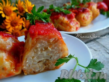 Форму с готовым блюдом достаньте из духовки. Аппетитные, вкусные голубцы с нежной начинкой из фарша и риса разложите по тарелкам, полейте насыщенным томатно-сметанным соусом и в горячем виде подайте к столу.