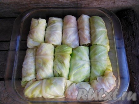Получившуюся заготовку голубца выложите в&nbsp;жаропрочную форму для запекания. Аналогично сформируйте все голубцы и тоже выложите их в форму. У меня получились 13 голубцов.&nbsp;