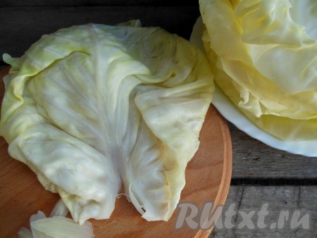 Дайте листьям остыть. Затем с каждого листа срежьте ножом твёрдую часть, которая находится по центру листа.