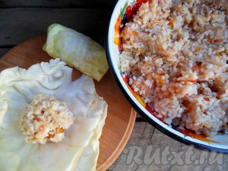 В центр каждого подготовленного листа капусты выложите 1-1,5 столовых ложки начинки. Для формирования голубца часть листа, расположенного ближе к начинке, подверните на начинку, затем подверните боковые края листа и, начиная с подвёрнутой стороны, сверните лист в рулетик, получится голубец.&nbsp;