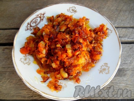 Морковку и лук очистите. Лук нарежьте на небольшие кубики, морковь натрите на крупной тёрке и обжарьте на сковороде на растительном масле, время от времени помешивая, до золотистого цвета. 3-4 столовых ложки обжаренных овощей отложите в тарелку.