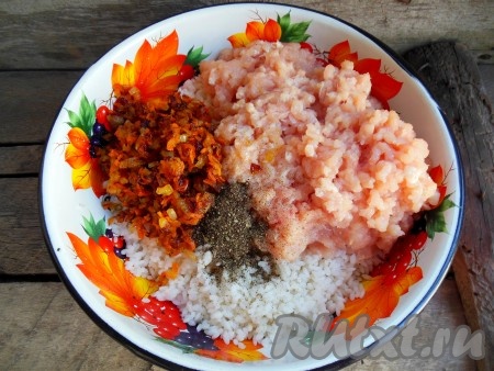 В отдельную тарелку к остывшему рису добавьте обжаренные овощи, которые мы откладывали, перекрученное мясо, соль, чёрный молотый перец, перемешайте и начинка для голубцов готова.