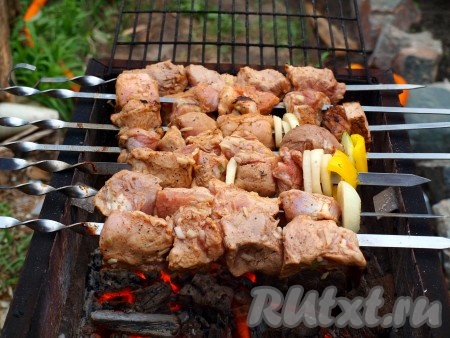 Разжигаем мангал, мясо ещё немного солим и нанизываем на шампуры. Жарим шашлык на углях по 2 минуты с каждой стороны, не забывая переворачивать. Шашлык будет готов, примерно, за 12-15 минут. Но лучше проверить готовность мяса ножом - разрежьте кусочек мяса, если мякоть без розового оттенка, значит можно подавать шашлык. Еще важно не передержать шашлык, иначе мясо станет сухим.
