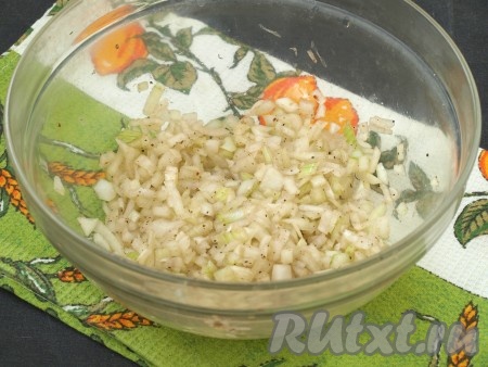 Репчатый лук очистить, нарезать мелкими кубиками, сложить в миску. Добавить к луку немного соли и молотого перца, тщательно помять руками, чтобы лук пустил сок.