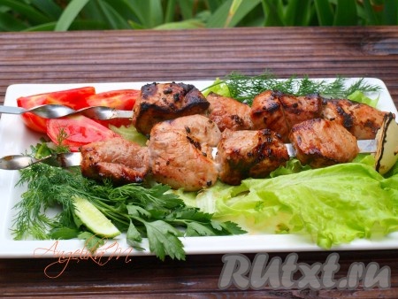 Подаём вкуснейший грузинский шашлык из свинины, дополнив зеленью и свежими овощами.
