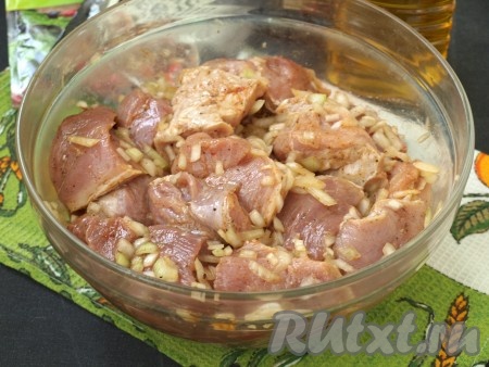 Тщательно помассировать мясо руками, чтобы оно соединилось с луком и пропиталось его соком. Если вы замариновали мясо непосредственно перед приготовлением, то его не следует убирать в холодильник, а оставить при комнатной температуре на 2 часа. В другом случае мясо убрать в холодильник.