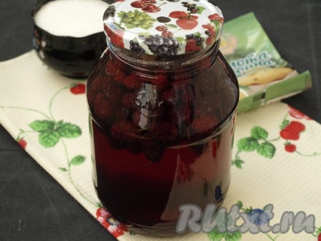 Вскипятить воду и залить ягоды в банке, прикрыть банку крышкой. Дать настояться 10 минут.
